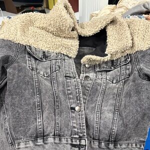 Stylish Gray Denim Jacket with Cozy Sherpa Collar